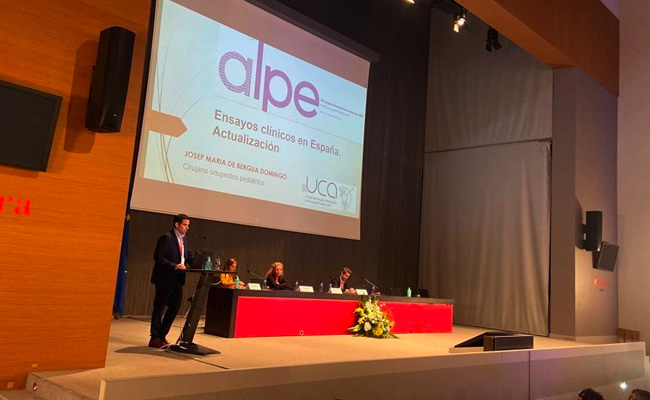 dr. josep maria de bergua presentando ponencia en VII congreso Fundación Alpe Acondroplasia