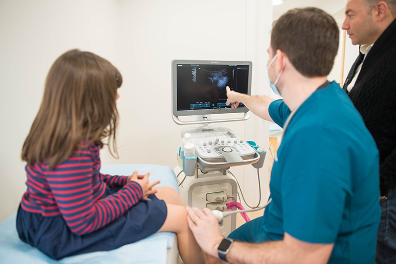 Dr. Josep Maria de Bergua durante consulta traumatologia pediatrica