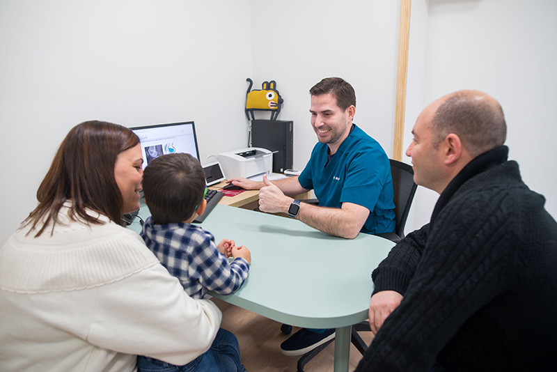 Dr. Josep Maria de Bergua en la consulta de traumatología de Pediatrics Lleida