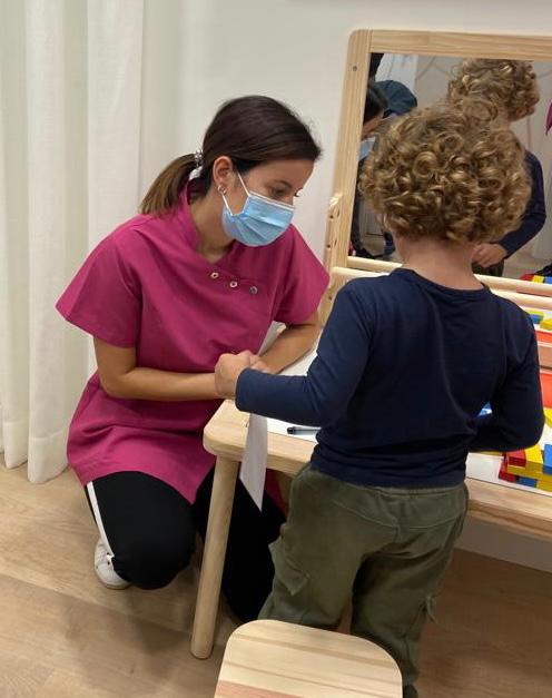 logopeda esther costa a la consulta de pediatrics lleida